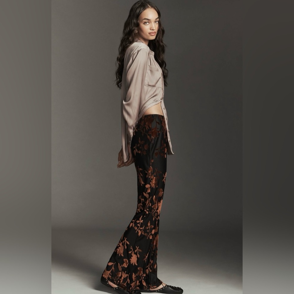 Hutch Velvet Burnout Flare Pants
Anthropologie
In: Black Floral